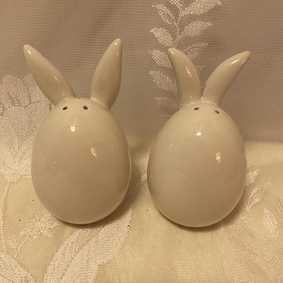New Set of Easter Bunny’s Salt & Pepper Shakers - Picture 4 of 4